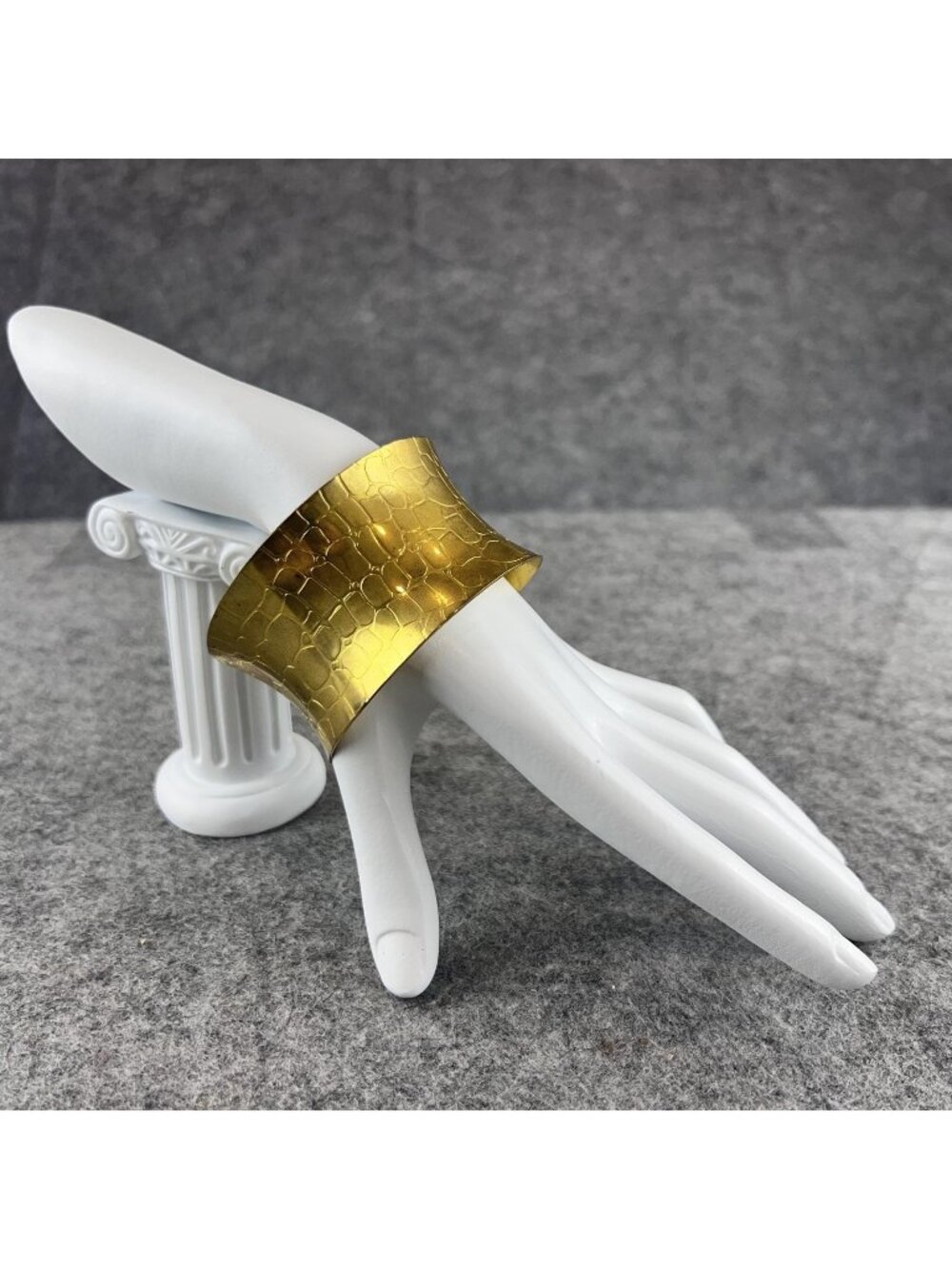 Bracelet Gold Tone Brass Wide Cuff Textured Chunky Womens 7.5 In Fashion Jewelry